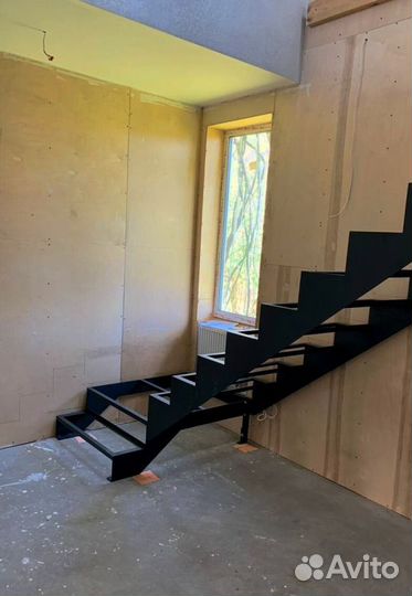 Лестница на металлокаркасе закрытого типа