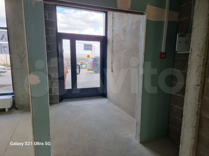 1этаж,Витрины,104м(62+42м),Ул Первых 4к2