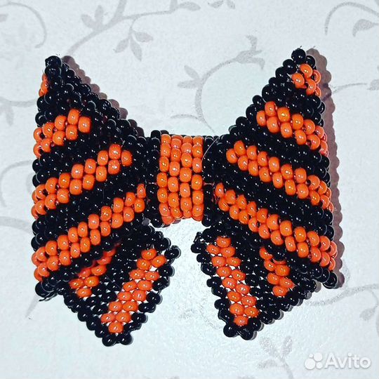 Брошь-бантик из бисера. Георгиевская лента