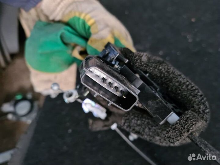 Замок боковой двери передний левый Nissan Juke F15