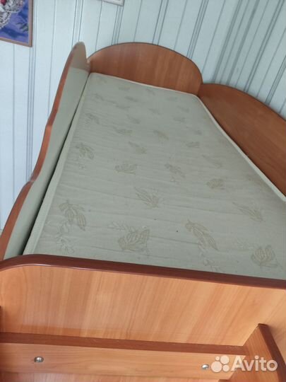 Детская кровать чердак со столом и шкафом