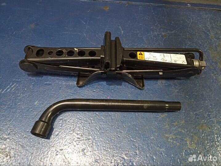 Домкрат Ford Focus 3 CB8