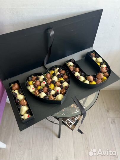 Клубника в шоколаде с цветами