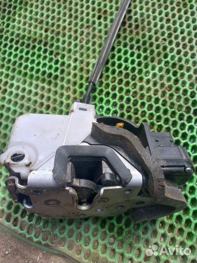 Замок двери передний правый Chevrolet Cruze