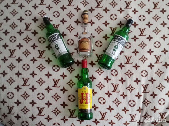 Бутылки пустые из под виски, коньяка