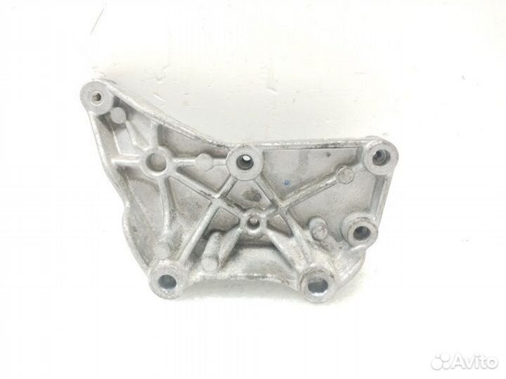 Кронштейн впускного коллектора Mercedes-Benz