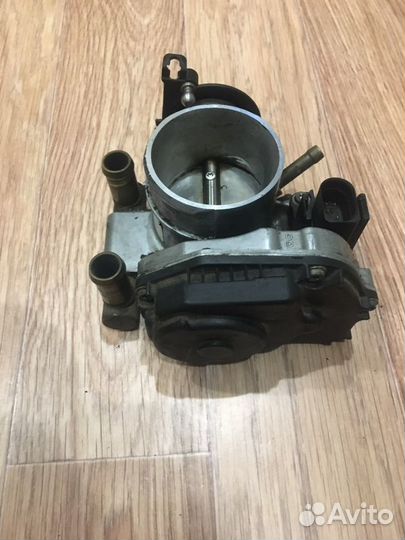 Дроссельная заслонка Volkswagen passat B5 1.8