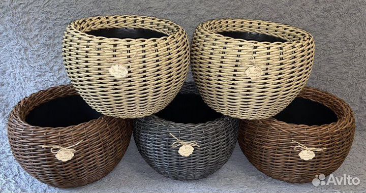 Плетеное кашпо из ротанга ручной работы