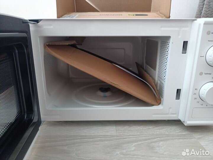 Микроволновка Hi M020W03