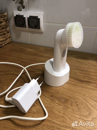 Очищающая щетка для лица Clinique