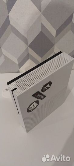 Xbox one s 1tb с играми +2 джостика