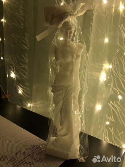 Свеча в форме статуи Венеры Милосская