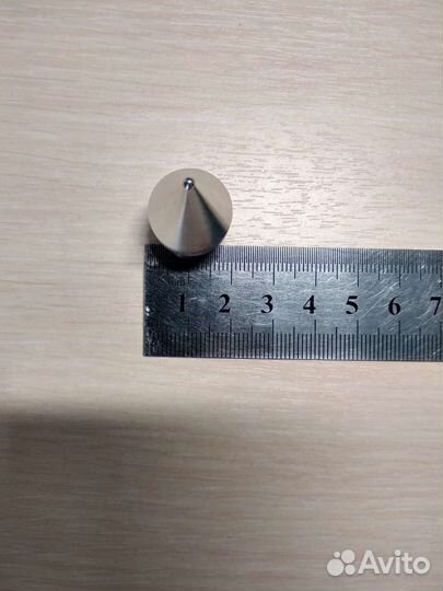 Декоративные шипы для колёсных болтов автомобиля