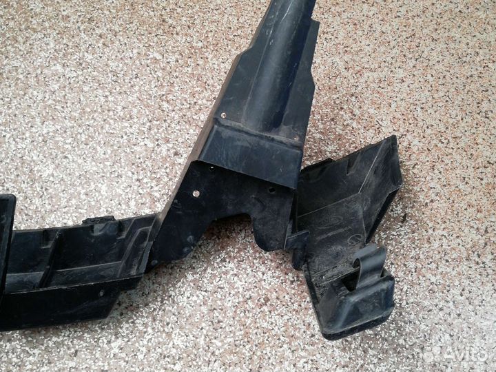 Кронштейн омывателя фары Range Rover Sport 2