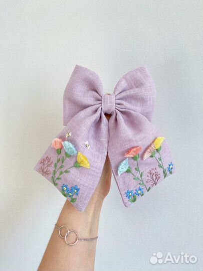 Бант с вышивкой