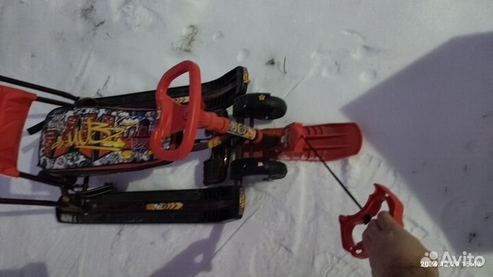 Детский снегокат с ручкой и колесами