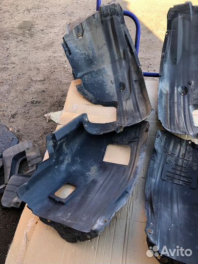 Подкрылки передние Bmw е90 правая и левая