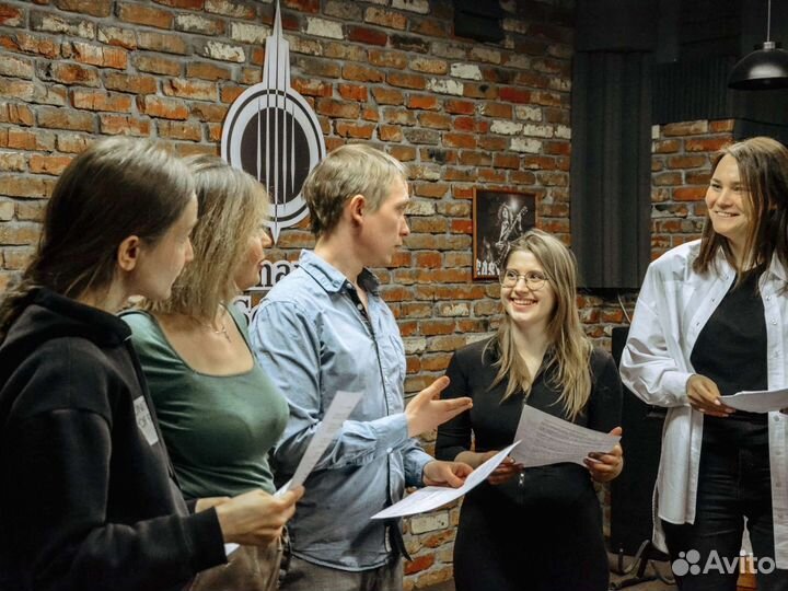 Вокал, гитара, фортепиано, ударные и рисование