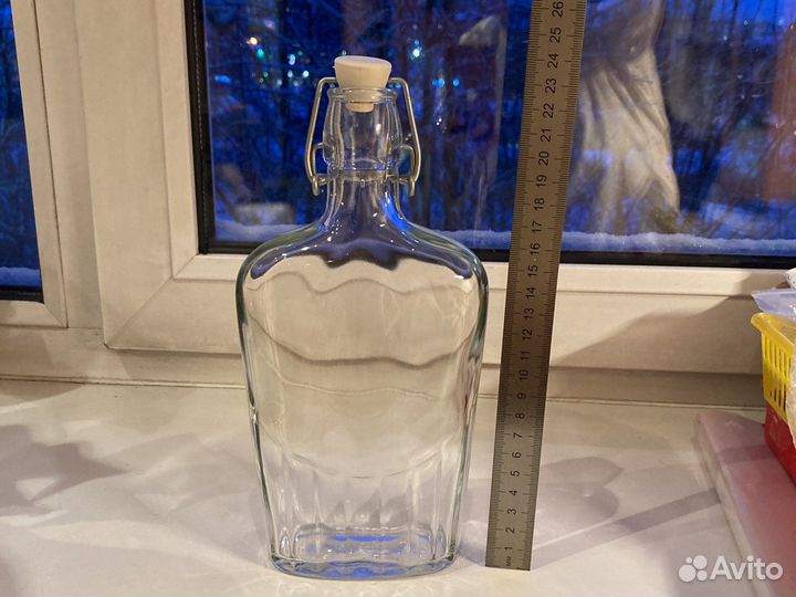 Бутылка из стекла с крышкой