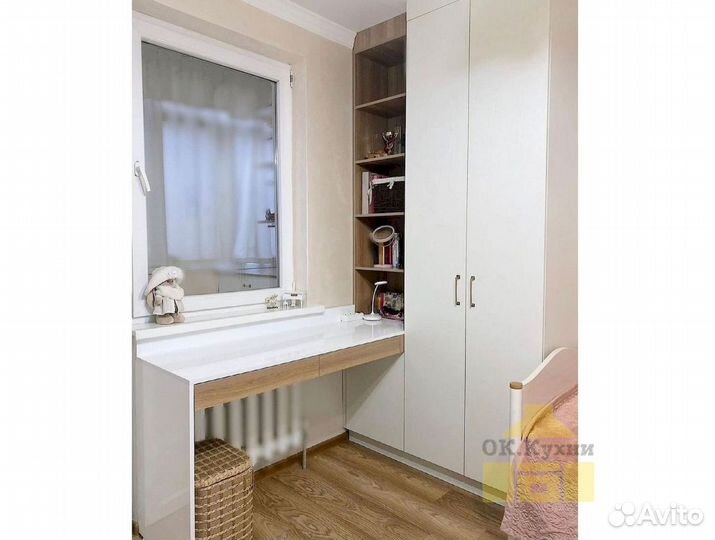 Книжный шкаф