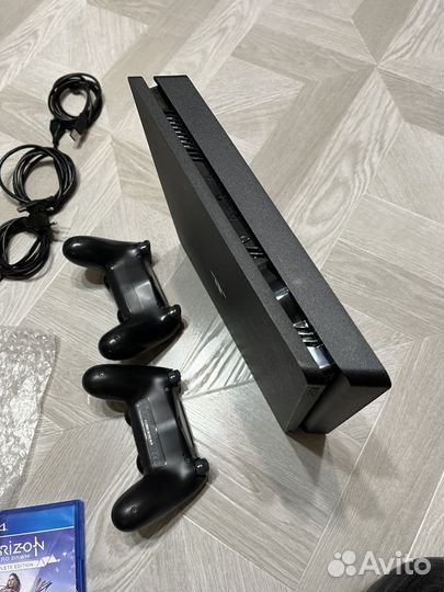 Sony PS4 Slim 1tb +2 геймпада и 2 диска