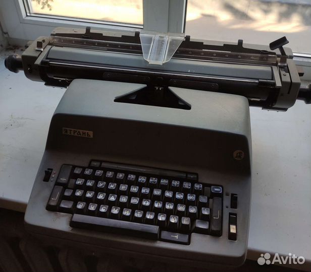 Пишущая электро-механическая машинка Ятрань