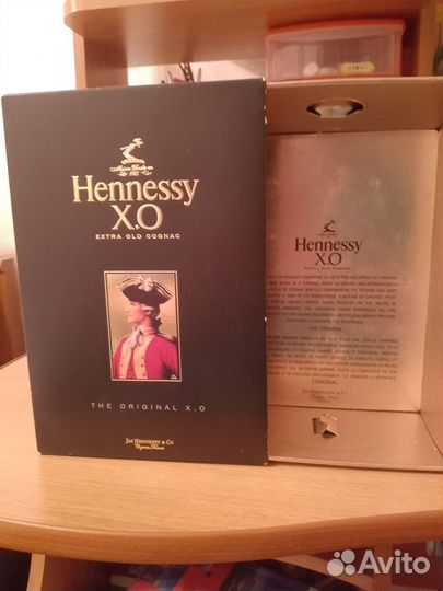Коробки из под водки и hennessy