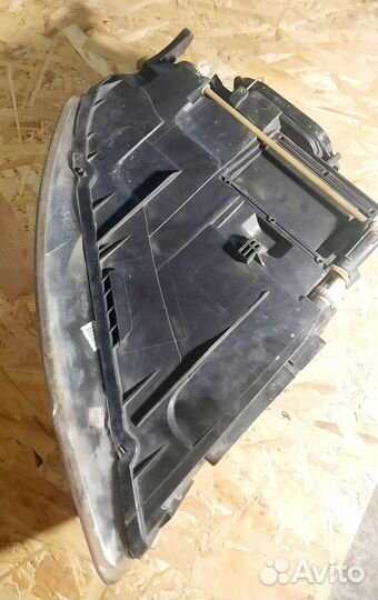 Фара передняя правая Volkswagen Touareg 1