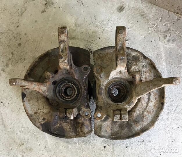 Кулак левый правый Митцубиси Каризма