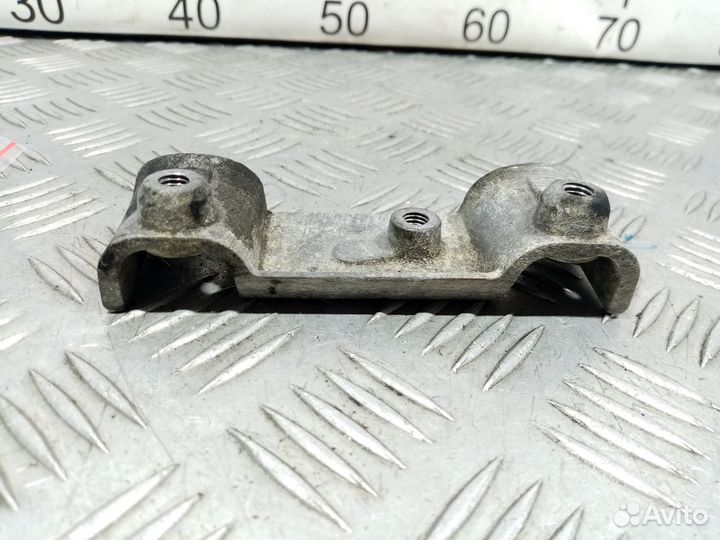 Б/У Кронштейн топливной рейки#001