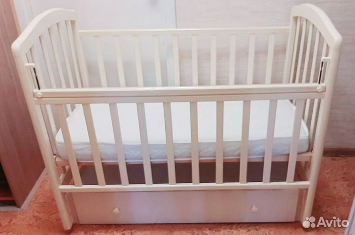 Детская кровать с матрасом, бортиками и ящиком