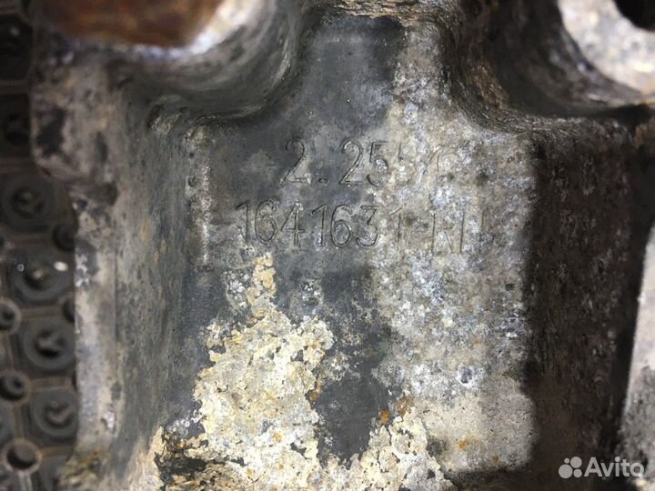 1641631 Кронштейн подножки правый