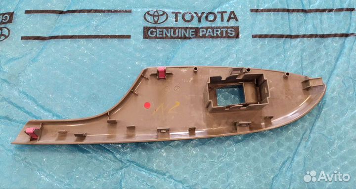 Накладка стеклоподъемника Corolla 150 пер правого