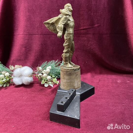 Статуэтка Памятник героям стратонавтам старинная