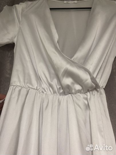 Длинное белое повтье с портупеей