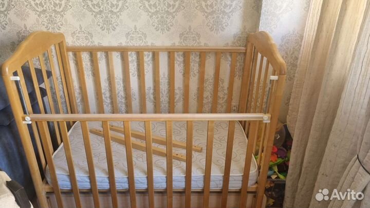 Детская кроватка с маятником