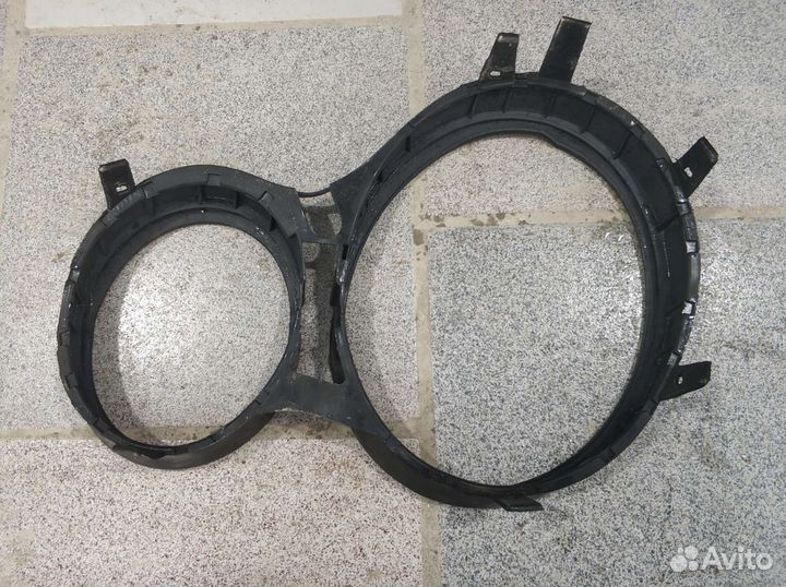 Уплотнитель фары правый Мерседес 210