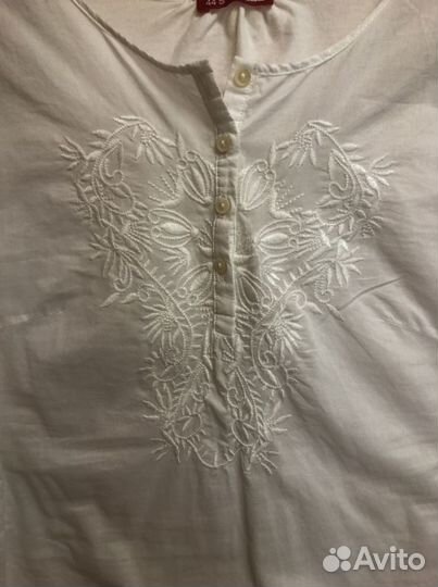 Блузка белая с вышивкой, размер S (44)