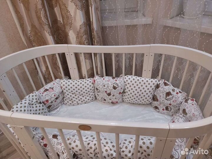 Детская кроватка с маятником белая