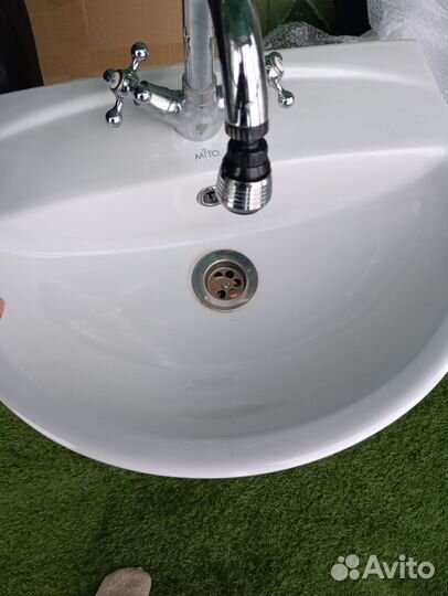 Раковина со стойкой и смесителем