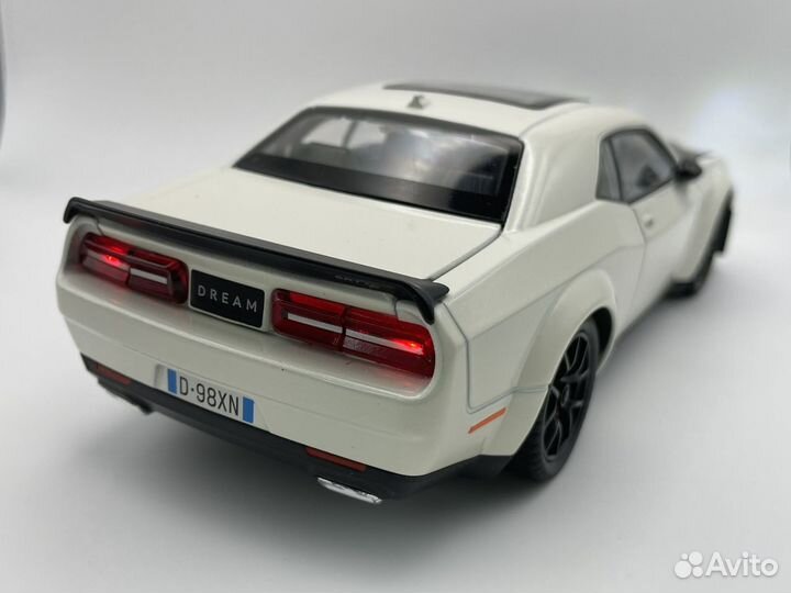 Модель автомобиля Dodge Challenger Hellcat 1:24