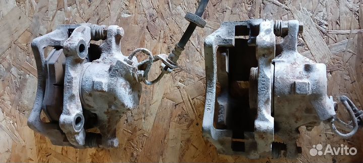 Суппорт передний левый/правый Passat B3