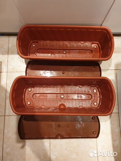 Пара ящиков для цветов с поддоном