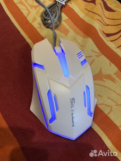 Белая светящаяся проводная мышь