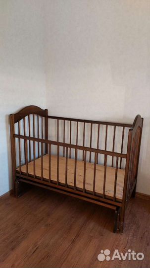 Кроватка деревянная, маятник