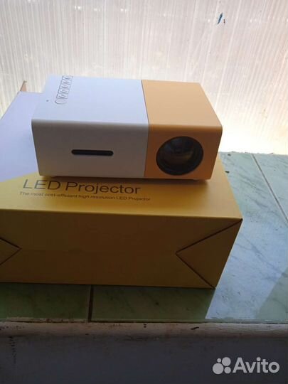 Мини Led -проектор YG 300