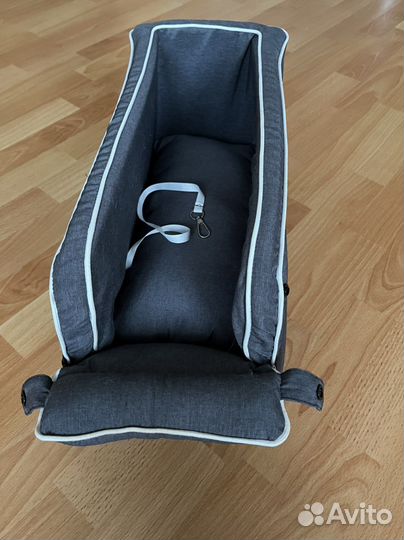 Автомобильное сиденье для маленьких собак и кошек