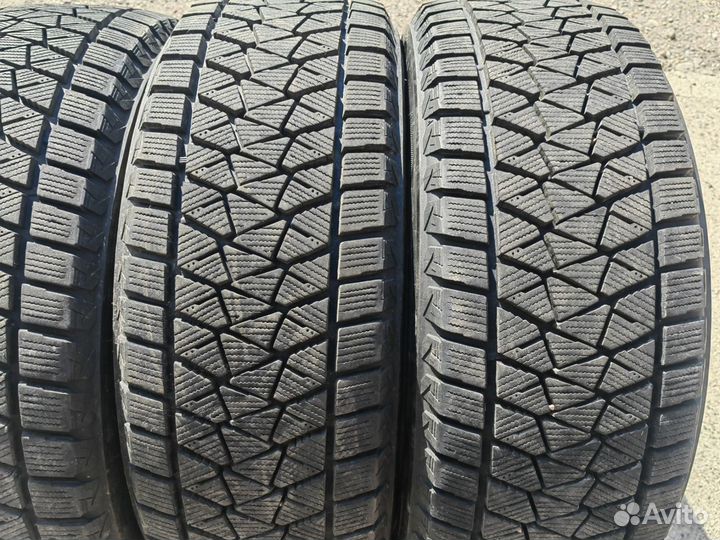 Bridgestone Blizzak DM-V2 215/60 R17 96S