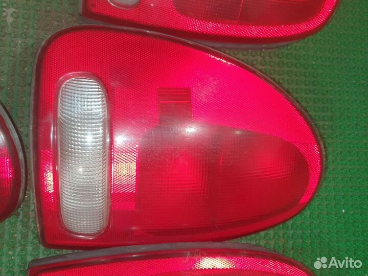 Фонарь задний левый Крайслер Вояджер 3