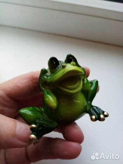 Статуэтка лягушки пара
